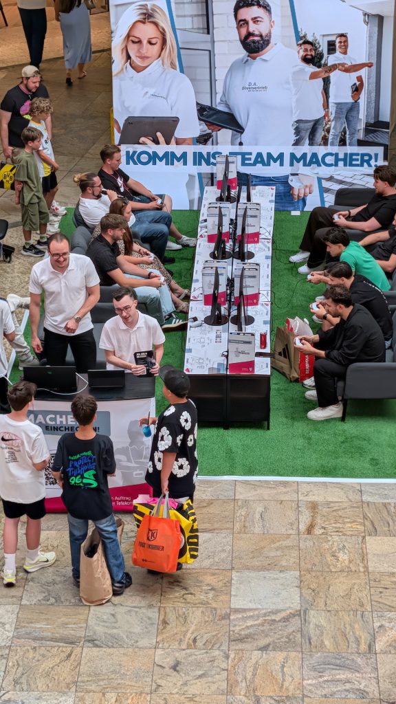 PXL_20260704_144427014 Die voll besetzte eFußball-Arena als Recruiting-Maßnahme für D.A. Direktvertrieb im Centro Oberhausen.