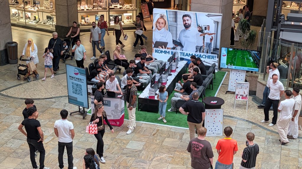 Die voll besetzte eFußball-Arena als Recruiting-Maßnahme für D.A. Direktvertrieb im Centro Oberhausen aus der Vogelperspektive.