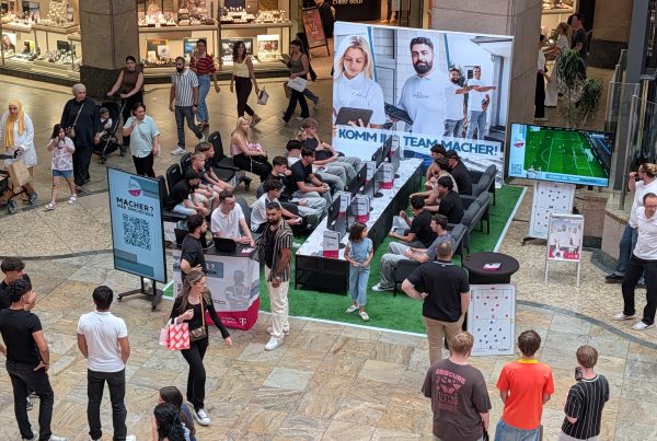Die voll besetzte eFußball-Arena als Recruiting-Maßnahme für D.A. Direktvertrieb im Centro Oberhausen aus der Vogelperspektive.