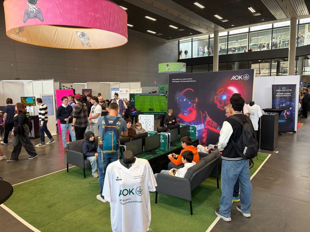 Setup-Bild Spielende 3 Junge Spieler in der eFußball-Arena bei der gg Bavaria.