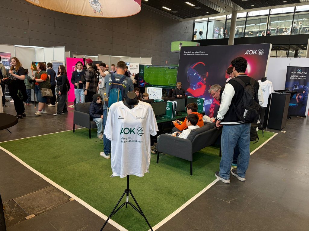 Setup-Bild Spielende 4 Junge Spieler in der eFußball-Arena bei der gg Bavaria.