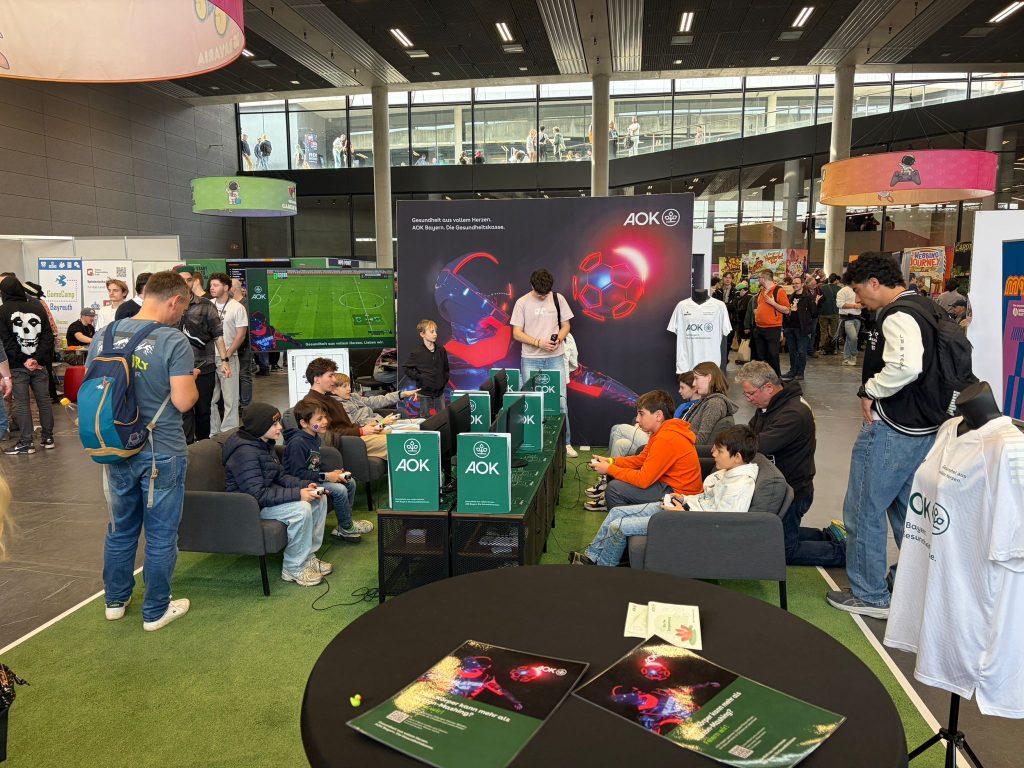 Setup-Bild Spielende 5 Junge Spieler in der eFußball-Arena bei der gg Bavaria.