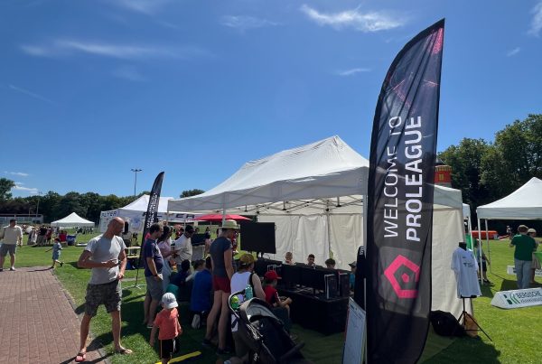 Die gut besuchte eFußball-Arena neben der ProLeague-Beachflag im Zelt beim Sommerfest des TSV Bayer 04 Leverkusen.