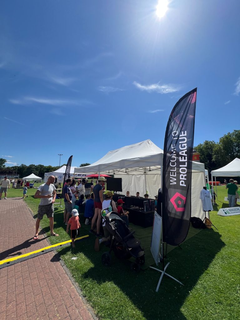 Die gut besuchte eFußball-Arena neben der ProLeague-Beachflag im Zelt beim Sommerfest des TSV Bayer 04 Leverkusen.