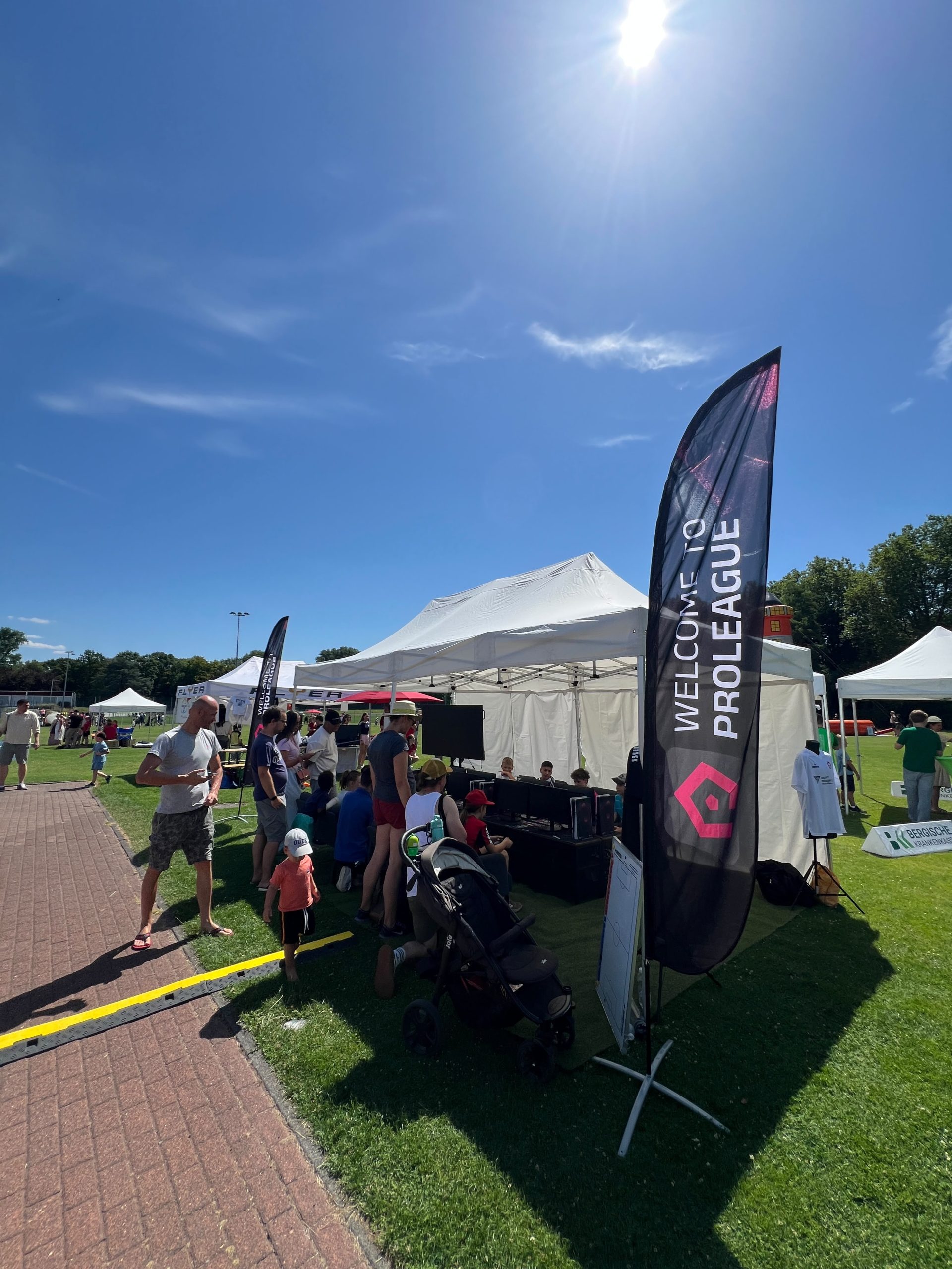 Die gut besuchte eFußball-Arena neben der ProLeague-Beachflag im Zelt beim Sommerfest des TSV Bayer 04 Leverkusen.