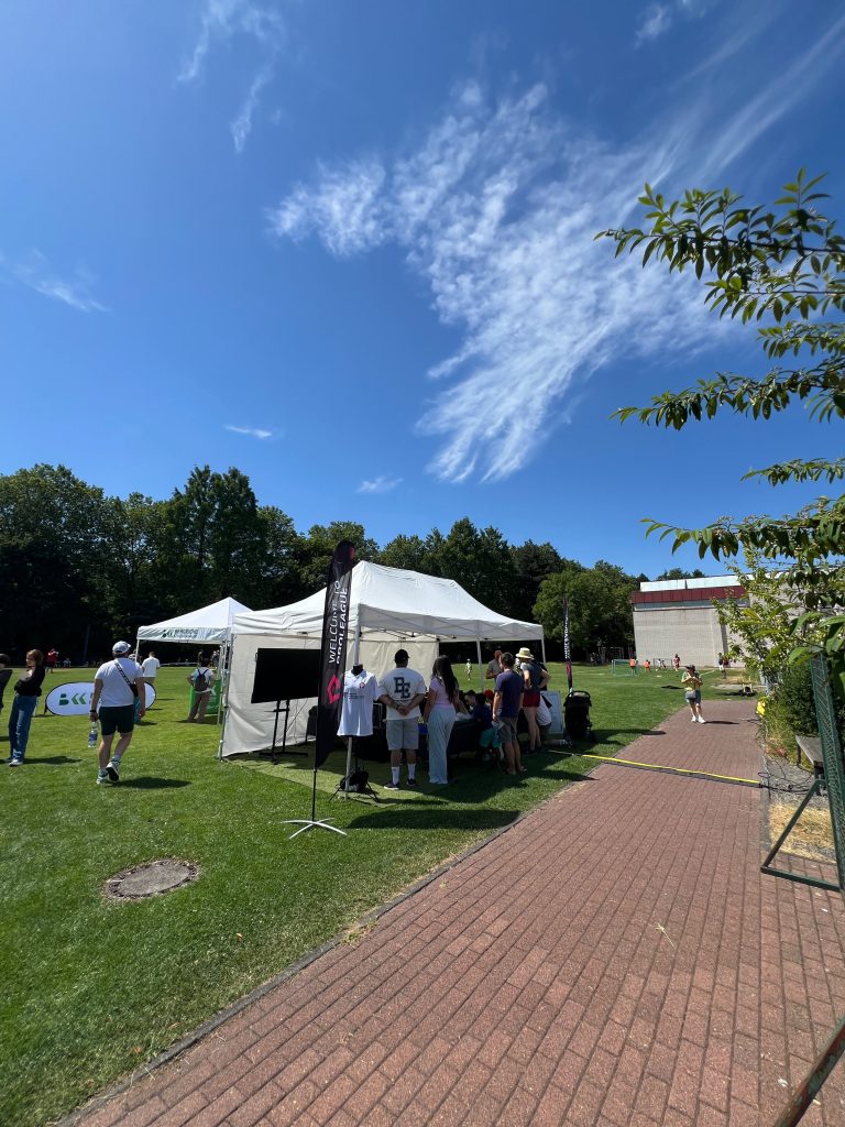 Sommerfest Bayer 04 #4 Die gut besuchte eFußball-Arena im Zelt beim Sommerfest des TSV Bayer 04 Leverkusen.