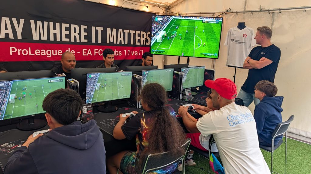 Die voll besetzte eFußball-Arena mit Coach beim gamescom city festival 2026.