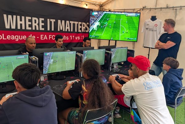 Die voll besetzte eFußball-Arena mit Coach beim gamescom city festival 2026.