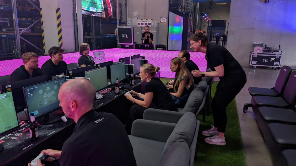 Spieler und Spielerinnen in der eFußball-Arena beim BTL Inspiration Day.