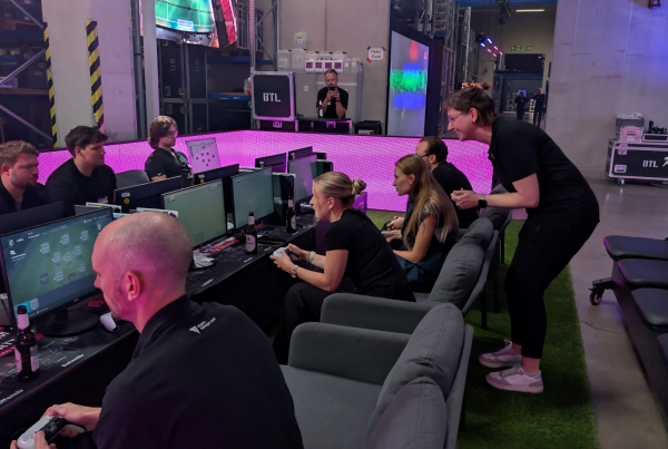 Spieler und Spielerinnen in der eFußball-Arena beim BTL Inspiration Day.