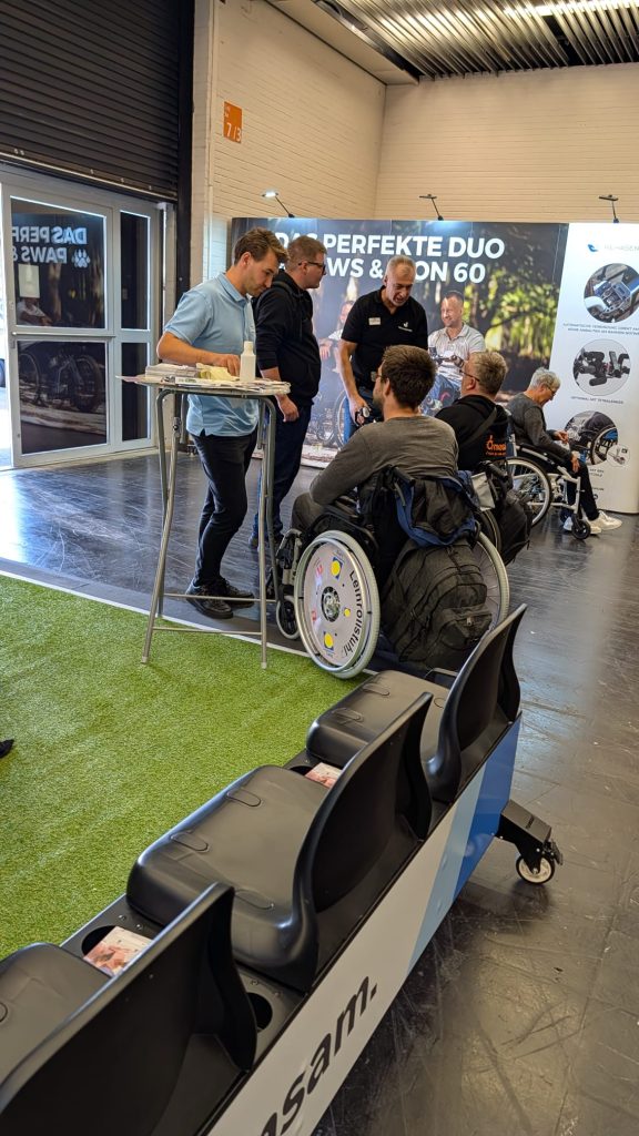REHACARE_2 Der Beratungsstand unmittelbar neben der eFußball-Arena des IFBA auf der REHACARE in Düsseldorf.