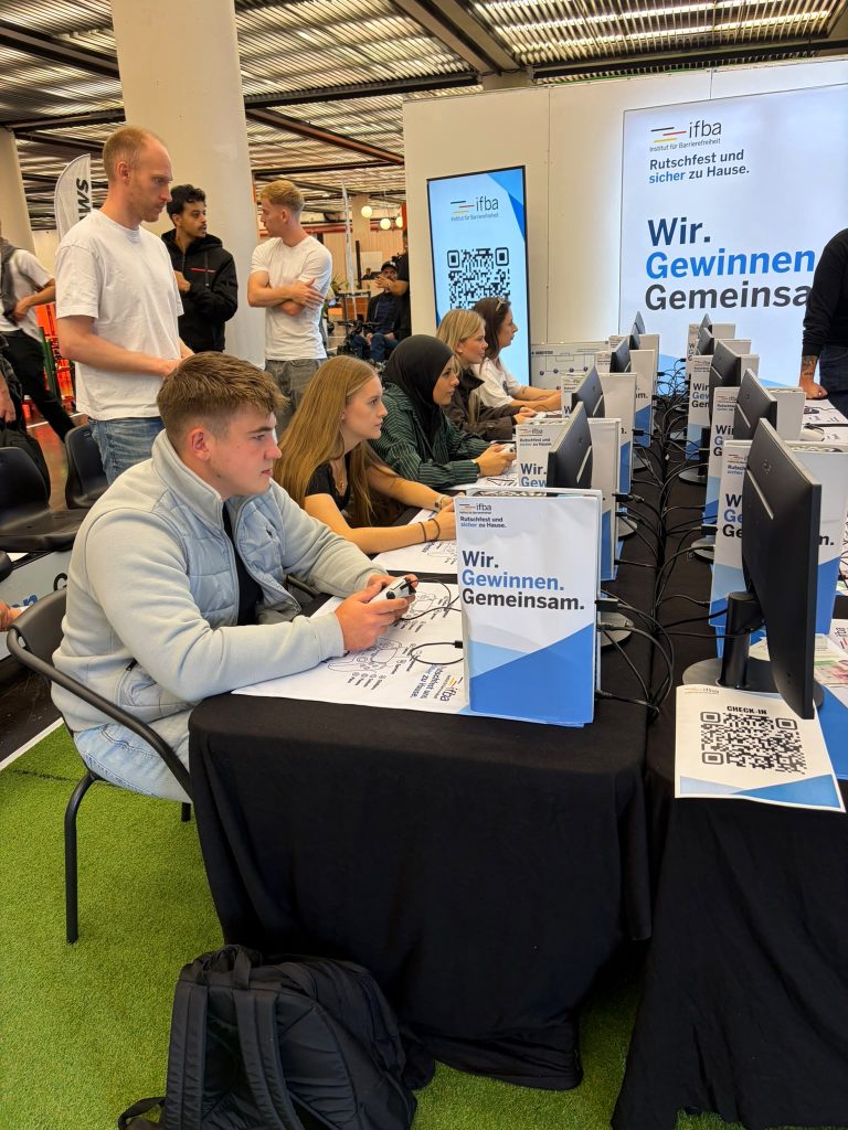 REHACARE_7 Eine Spielrunde mit männlichen und weiblichen Spielenden in der eFußball-Arena des IFBA auf der REHACARE in Düsseldorf.
